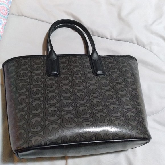 Michael Kors Handbags - Micheal Khors bag n Keychain wallet